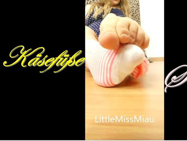 Kleine Käsefüsse in getragenen Socken