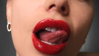 Komm auf dein dummes Gesicht, während du auf meine vollen saftroten Lippen starrst! JOI