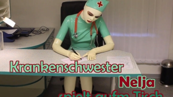 Krankenschwester Nelja spielt aufm Tisch ;)