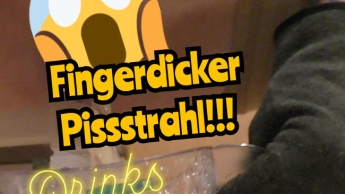 Krass! Geiler Pissstrahl in Messbecher!!