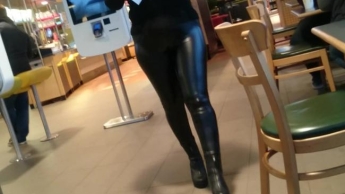 Lack-leggings im Rastplatz Restaurant