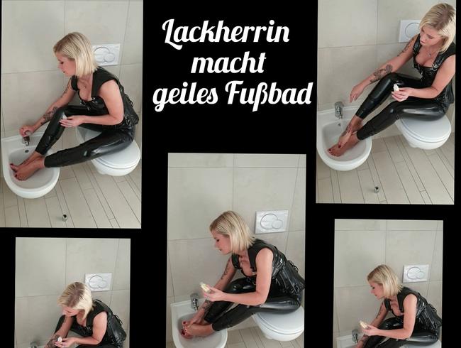 Lackherrin macht geiles Fußbad