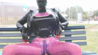 Latex Huge Boobs Lady in 2 Schichten Transparent Catsuit Korsett und 2 Maskenschichten in der Stadt TEIL 2