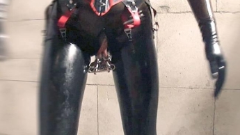 Latex Pierced Doll fickt großen Gummidildo mit gestreckter Vagina TEIL II