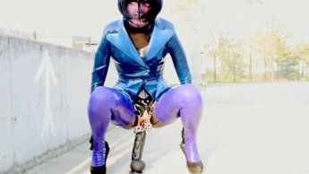 Latex Pierced Doll im Catsuit, Strümpfe Jacke Masturbation Riesiger Dildo & Pee in der Stadt P2