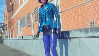 Latex Pierced Doll in transparenten Catsuit, Strümpfen und Jacke Spaziergänge in der Stadt. P1