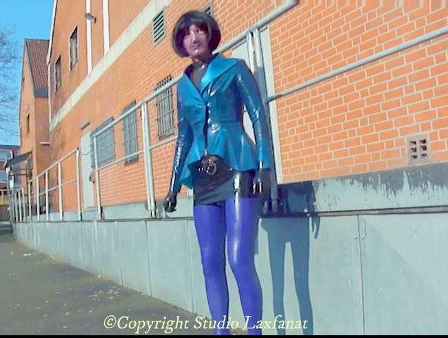 Latex Pierced Doll in transparenten Catsuit, Strümpfen und Jacke Spaziergänge in der Stadt. P1