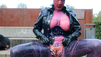 Latex Piercing Riesige Titten Catsuit Großer Dildo in der Öffentlichkeit p4