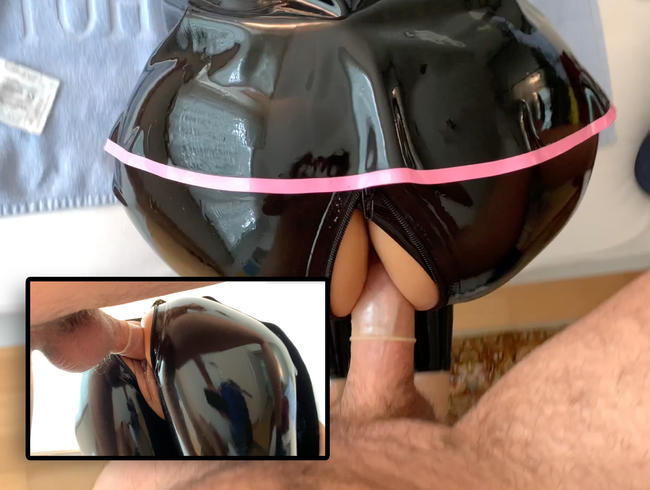 Latex-Puppe beschert ihm Mega-Orgasmus