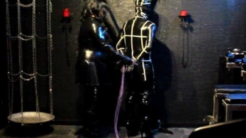 Latex-Sklave –Seil-Bondage