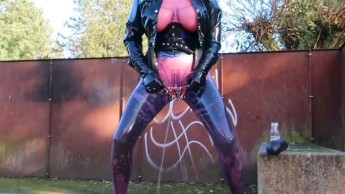 Latex durchbohrte riesige Brüste Puppe im Catsuit, lila Catsuit, masturbieren riesigen Dildo & Pee in der Öffentlichkeit P3