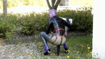 Latex durchbohrte verstopfte Mädchen Transparente Leggings Strümpfe masturbiert 2 Monster Dildos in der Öffentlichkeit P4