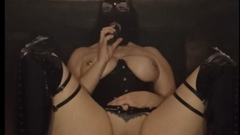 Latexbitch braucht es in beide Löcher