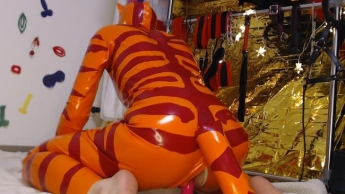 Latexkatze ist rollig