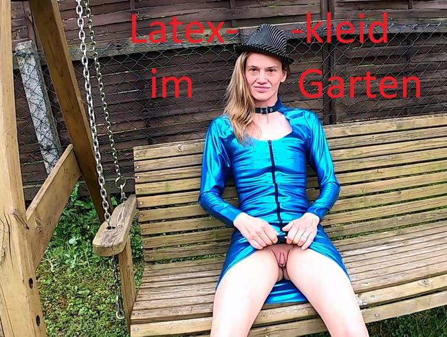 Latexkleid im Garten