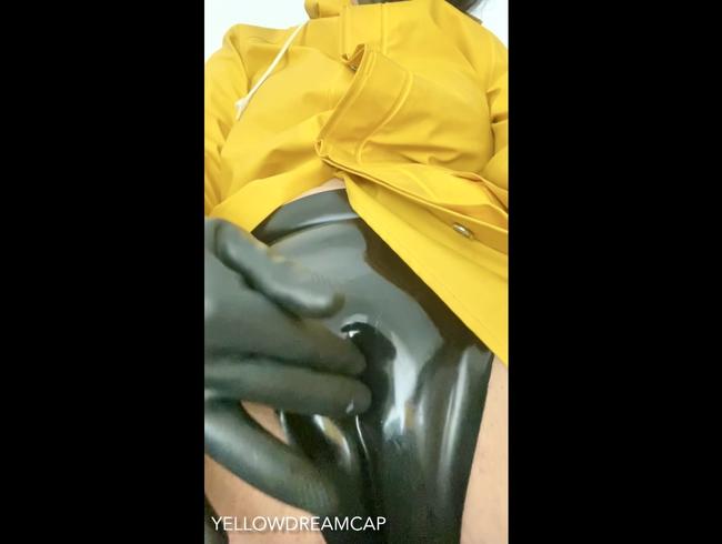 Latexstrümpfe mit Regenjacke kommt richtig gut … dazu geie Absatz Hunter… so lecker