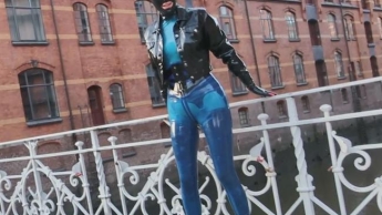 Laxie in transparenten blauen Leggings Dressing-Up auf der Straße Zum Mitnehmen In der Hamburger Innenstadt