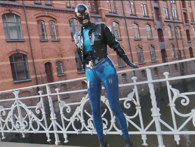 Laxie in transparenten blauen Leggings Dressing-Up auf der Straße Zum Mitnehmen In der Hamburger Innenstadt