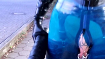 Laxie in transparenten blauen Leggings pinkelt und fickt sich weiter mit großem Gummidildo