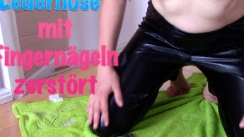 Lederhose mit Fingernaegeln zerstoert