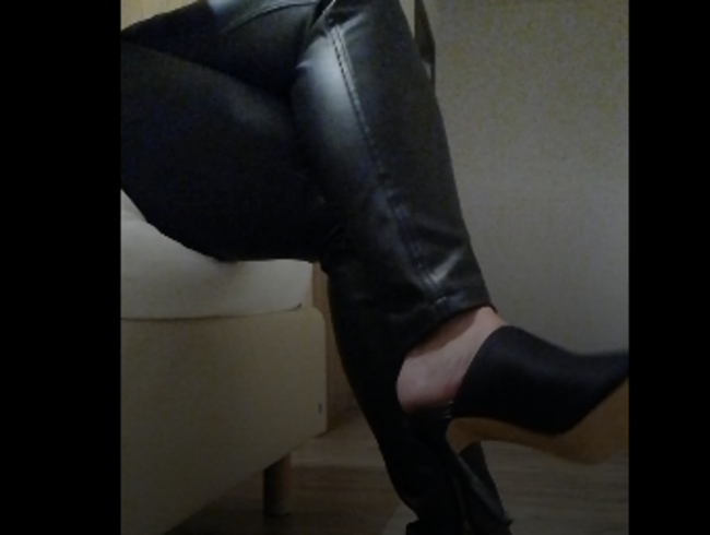 Lederhose und offene High Heels