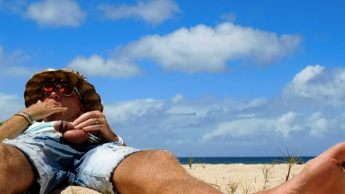 Letzten Samstag am Strand auf Oahu…ich piss mir in Hawaii in die Hose!