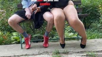 MILF mit tollem Arsch lutscht einen großen Schwanz und lässt Sperma über ihr ganzes Höschen spritzen