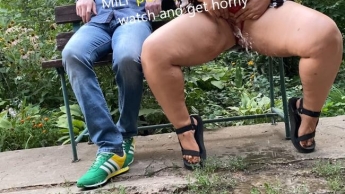 MILF pisst im Park Ich schaue zu und werde geil