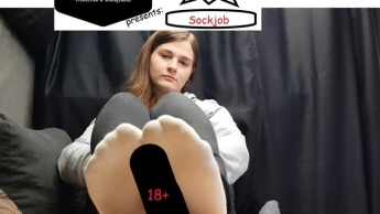 Maria – Sockjob im Casting Bus – Weiße Sneakersocken