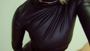 Maskierte Milf in Latex nimmt Spermaladung auf ihr Kleid