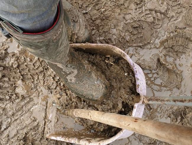 Matsche beim Saubermachen geile Geräusche machen meine Gummistiefel