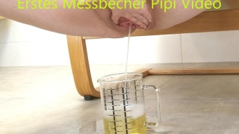 Mein erstes Mal – Pipi in einen Messbecher