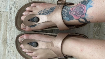 Meine Füße in Birkenstocksandalen