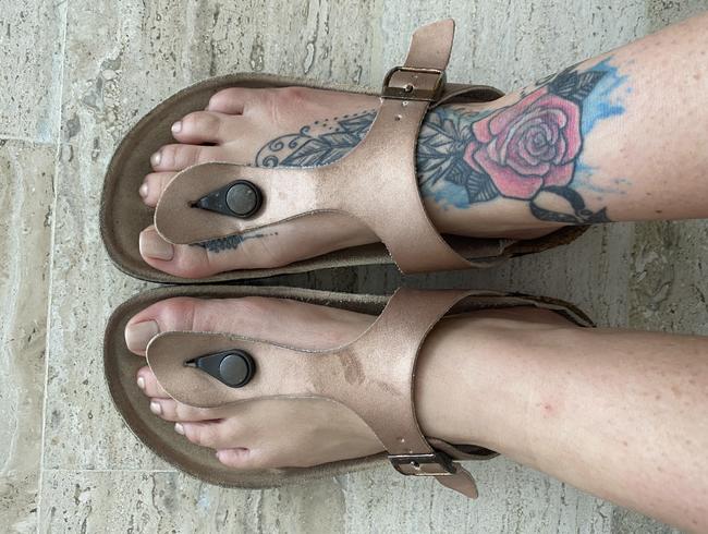 Meine Füße in Birkenstocksandalen