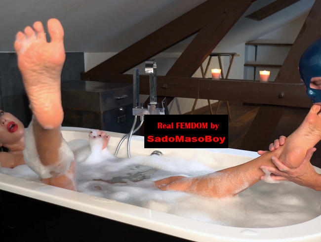 Meine Herrin nackt in der Badewanne