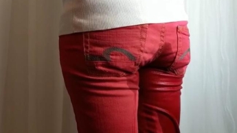 Meine rote Jeans einpissen…