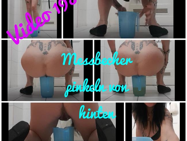 Messbecher pinkeln in Ballerinas