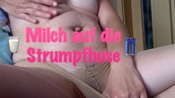 Milch auf die Strumpfhose