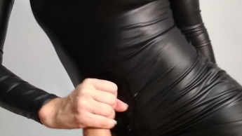 Milf im schwarzen Latexkleid melkt Schwanz