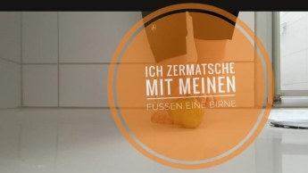 Mit Füssen eine  Birne zertreten ASMR