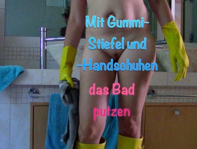 Mit Gummi-Stiefel und Handschuhen das Bad putzen