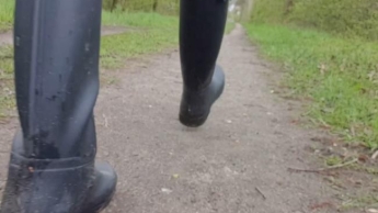 Mit Gummistiefel durch Pfützen und Matsch (Outdoor Video – WINDGERÄUSCHE)