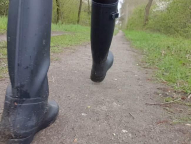 Mit Gummistiefel durch Pfützen und Matsch (Outdoor Video – WINDGERÄUSCHE)