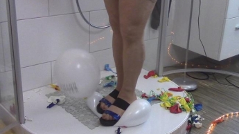 Mit Nylons in Sandalen Ballons kaputt getreten !!