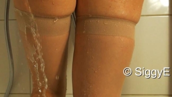 Mit Nylons in der Dusche