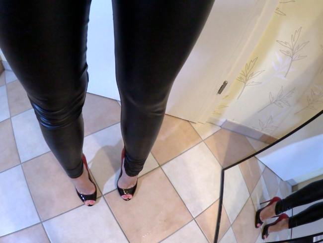 Mit VOLLGEPISSTER LEDERLEGGINGS zur PARTY – UPS! Gleich 2x eingemacht!