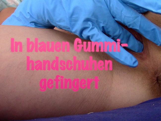 Mit blauen Gummihandschuhen gefingert