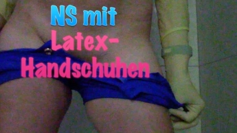 NS mit Latex-Handschuhen