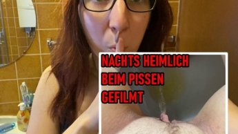 Nachts heimlich beim pissen gefilmt