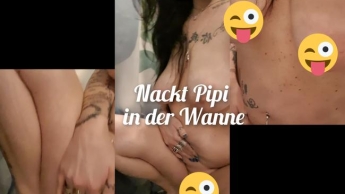 Nackt Pipi in der Wanne